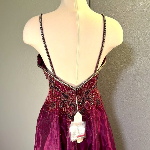 Vintage NWT ball gown with beautiful sheen & floral beading - Picture 6 of 10